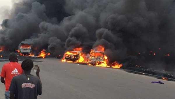 Người dân bất lực nhìn ngọn lửa thiêu rụi những chiếc xe.