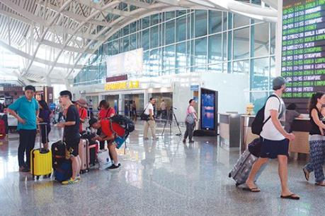 Sân bay Ngurah Rai đã mở cửa trở lại sau nhiều giờ buộc phải đóng cửa do núi lửa Agung phun trào.  