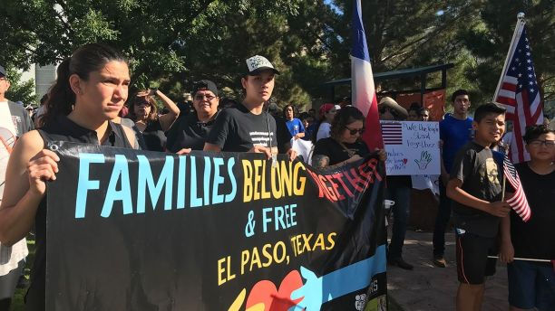Những người biểu tình ở El Paso, Texas tuần hành về phía cây cầu nối Hoa Kỳ với Juarez, Mexico. Ảnh: Fox News