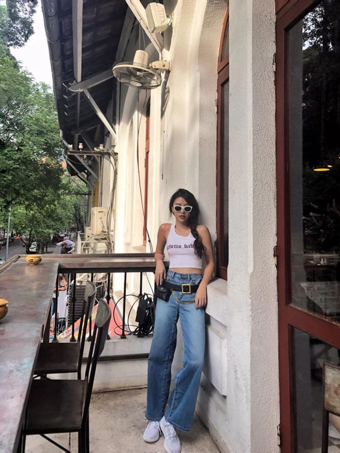 Bạn cũng đừng quên những item mang hơi thở Âu Mỹ phá cách như croptop.