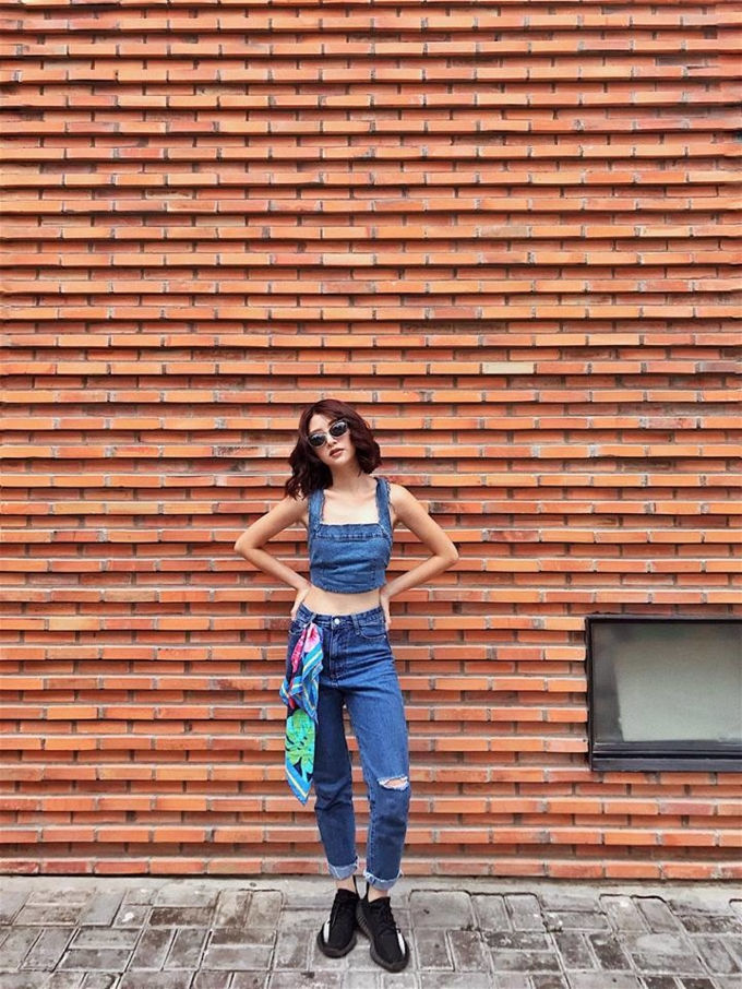 Đương nhiên, một fashionista hàng đầu như Quỳnh Anh Shyn thì khó mà bỏ qua skinny jeans. 