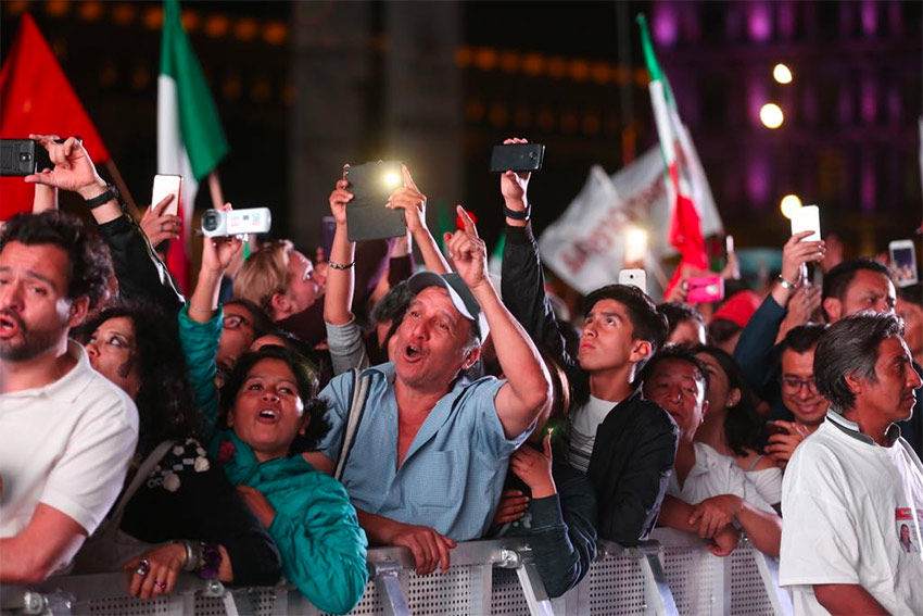 Người dân Mexico đổ ra đường ăn mừng kết quả cuộc bầu cử.  