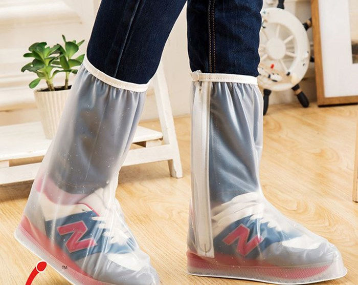 Có thể sử dụng bao giày đi mưa để bọc giày bên trong. Ảnh: phunutoday.vn