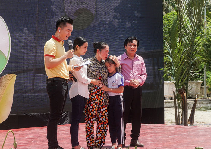 Ông Trần Hữu Phương, Giám đốc Chi nhánh Vinamilk tại Cần Thơ, chia sẻ về sự hỗ trợ của Vinamilk dành cho gia đình bé Hoàng Thị Hồng Ngọc (là đối tượng thụ hưởng của Quỹ sữa Vươn cao Việt Nam).
