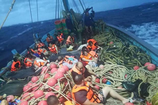 Khách du lịch trên thuyền lặn Phoenix PD được cứu bởi một tàu đánh cá sau khi tàu của họ bị chìm tại Phuket. Ảnh: Bangkok Post