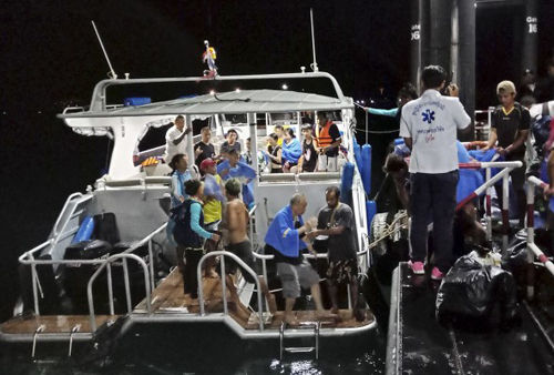 Lực lượng cứu nạn đã cứu được 51 người trong vụ chìm tàu chở khách du lịch ở đảo Phuket, Thái Lan. Ảnh: AP  