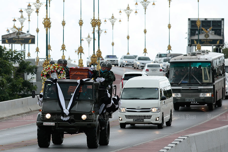 Đoàn xe chở thi thể anh Samarn Kunun ra sân bay.