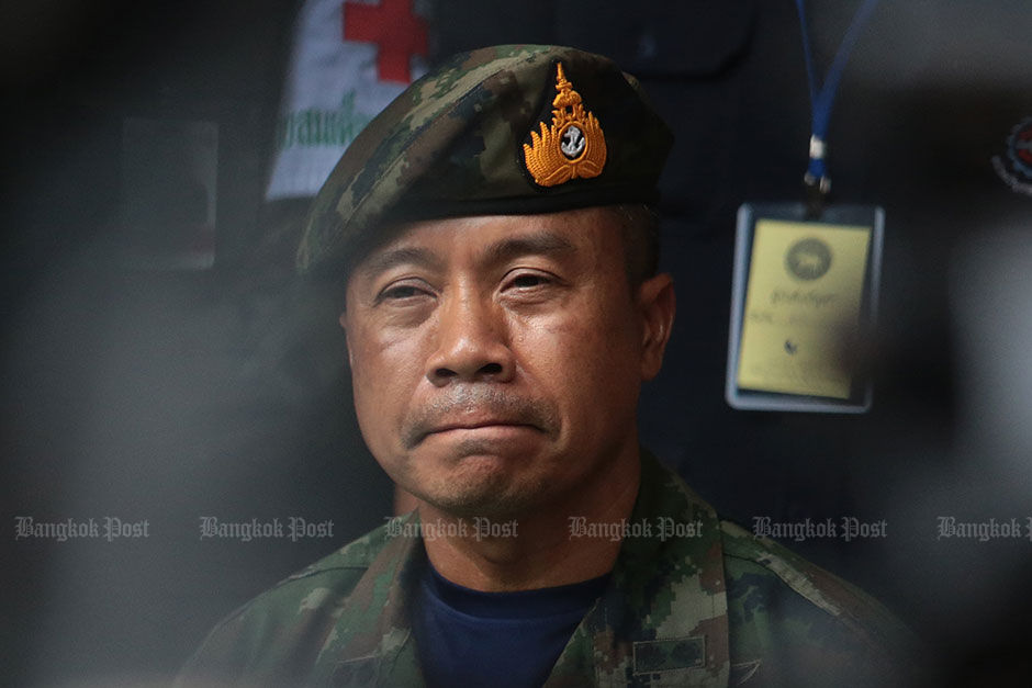 Ông Apakorn Yukongkaew, chỉ huy lực lượng SEAL của Hải quân Thái Lan không kiềm chế được xúc động trước sự ra đi của thuộc cấp.
