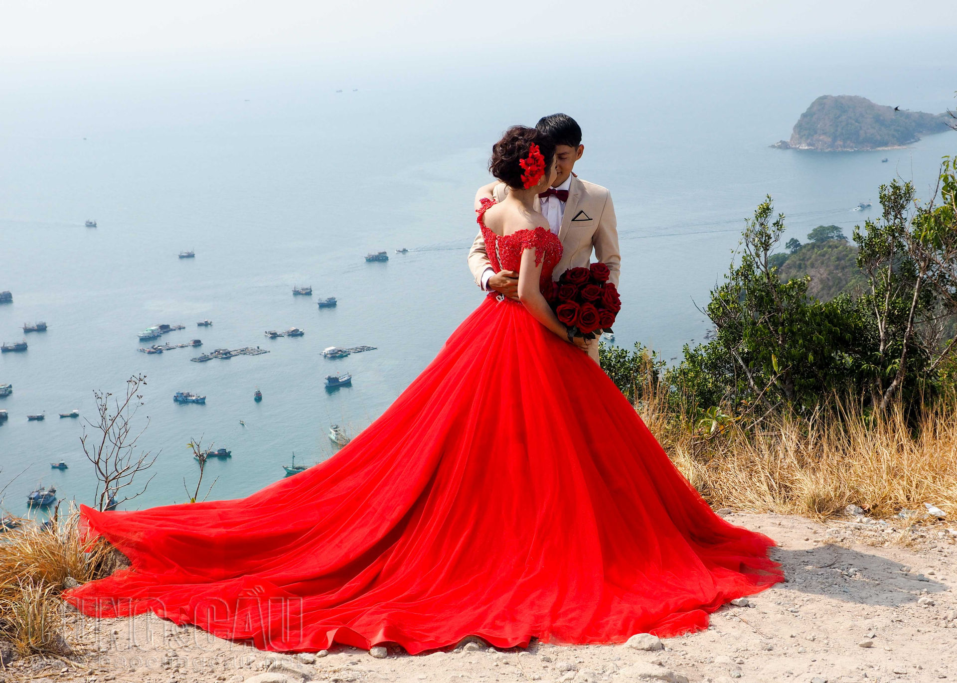 Không chỉ có du khách, cảnh đẹp Nam Du còn lôi cuốn rất nhiều cặp đôi đến đây chụp ảnh cưới.