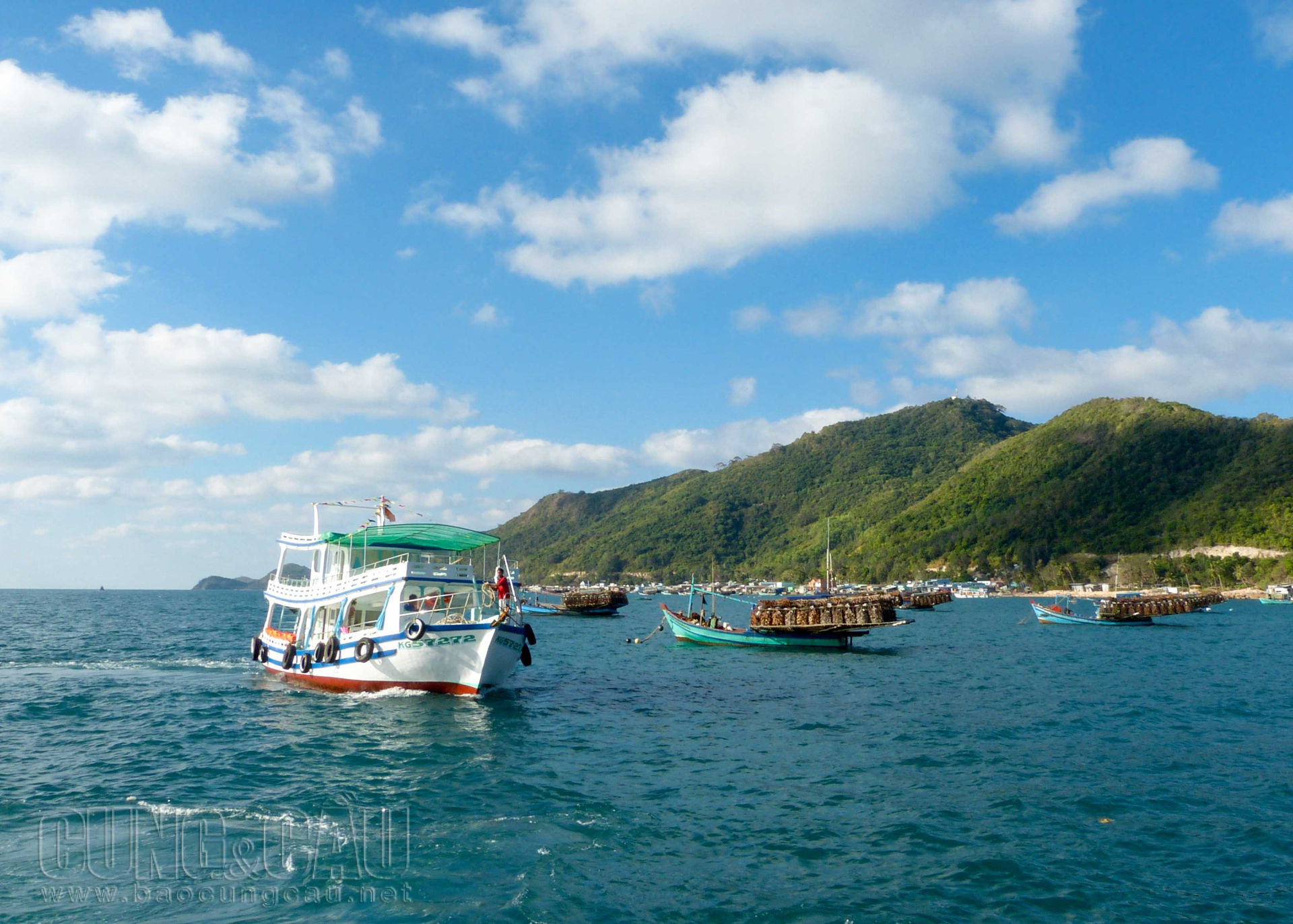 Tàu đưa du khách tham quan các hòn đảo, lặn ngắm san hô tại Nam Du. 
