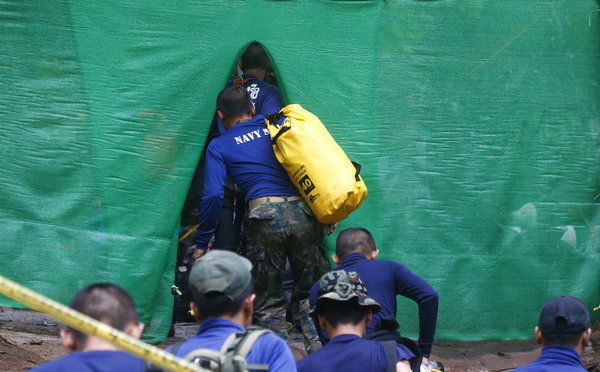 Tất cả 13 thành viên đội bóng mất tích trong hang động ở Thái Lan đã ra ngoài an toàn