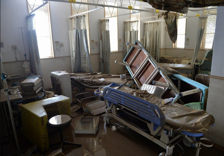 Căn phòng tại Bệnh viện Mabi Memorial, nơi cư dân di tản đến cũng trở thành một đống đổ nát sau trận lũ tại thành phố Kurashiki, tỉnh Okayama hôm 9/7/2018.  