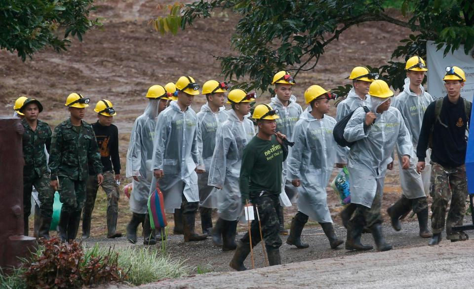 Nhân viên cứu hộ sẵn sàng ứng cứu.