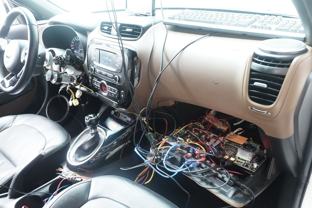 Hệ thống máy tính sẽ xử lý các thông tin từ camera để vận hành xe.