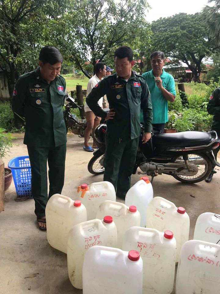 Cơ quan chức năng lấy mẫu rượu gạo được nấu tại địa phương và mẫu nước bị nghi nhiễm bẩn tại hai làng trên để kiểm nghiệm.