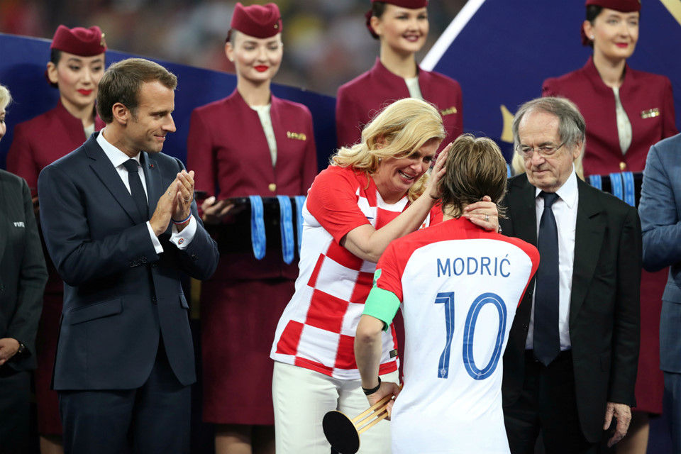 Đây có lẽ là hình ảnh buồn bã và khó quên nhất trong trận chung kết FIFA World Cup 2018 - Tổng thống Croatia Kolinda Grabar-Kitarovic đang lau nước mắt cho cầu thủ Luka Modric trên bục nhận Quả bóng Vàng.  