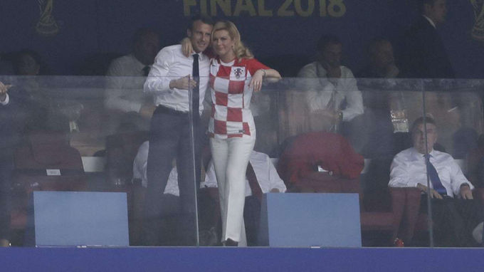 Tổng thống hai nước Pháp và Crotia khoác vai thân mật trong lúc theo dõi diễn biến trận đấu. Trước trận chúng kết World Cup 2018, bà Grabar-Kitarovic đã tỏ ra rất lạc quan: 
