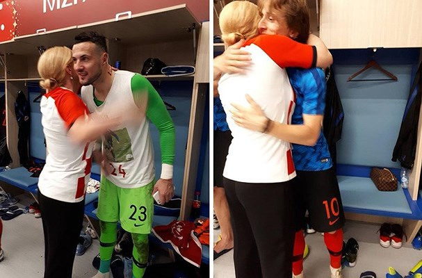 Bà đã dành những cái ôm thân mật để chúc mừng cho các cầu thủ sau chiến thắng tại World Cup 2018.  