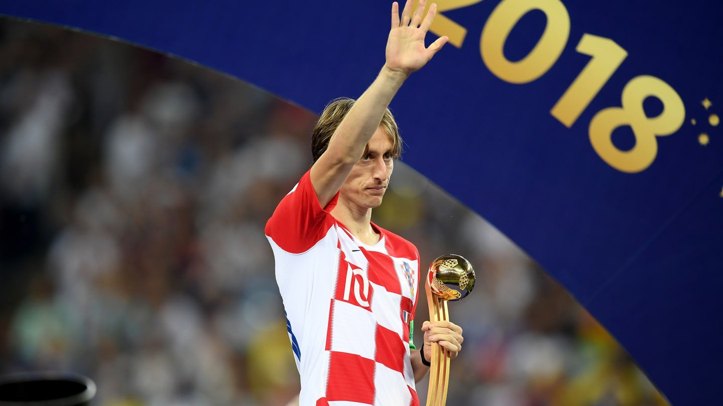 Luka Modric đạt danh hiệu Quả bóng vàng.