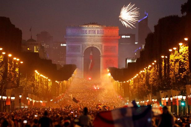 Các cổ động viên đổ ra đường mừng chiến thắng của đội tuyển Pháp.
