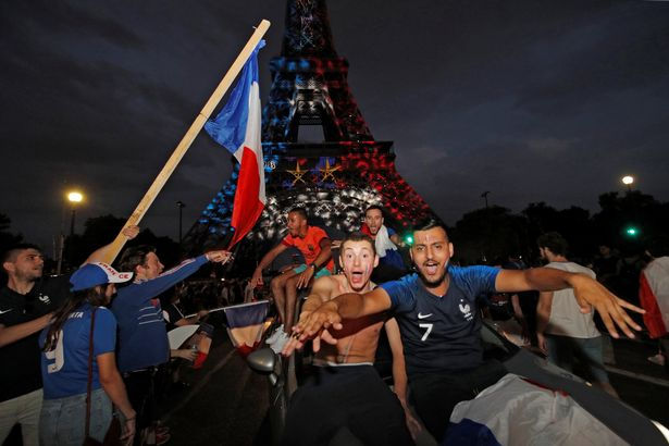 Một nhóm cổ động viên tại tháp Eiffel ở Paris.
