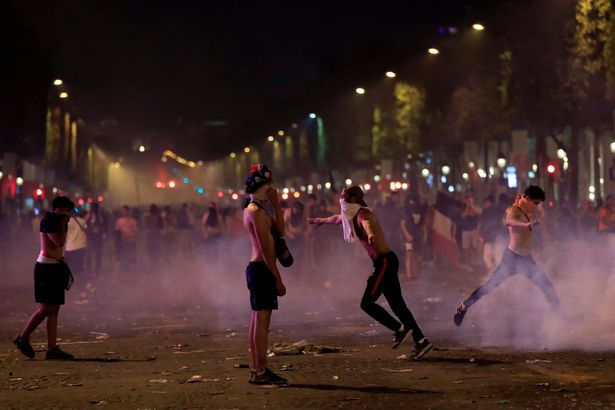 Bạo động lan tràn khắp nước Pháp sau khi đội nhà vô địch World Cup