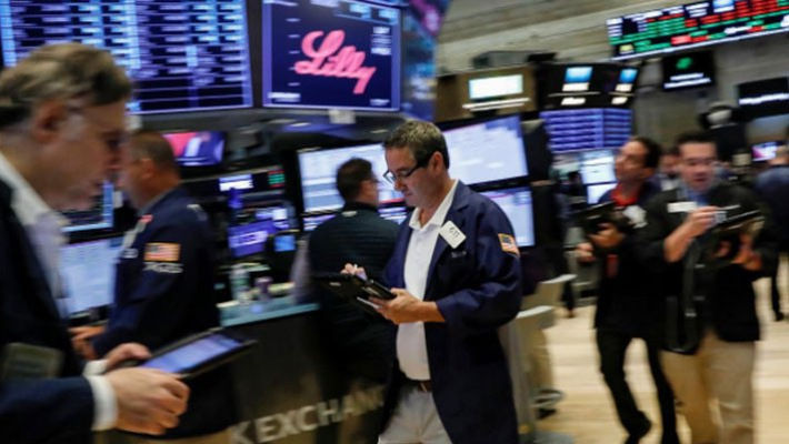 Các nhà giao dịch cổ phiếu trên sàn NYSE ở New York, Mỹ. Ảnh: Reuters.