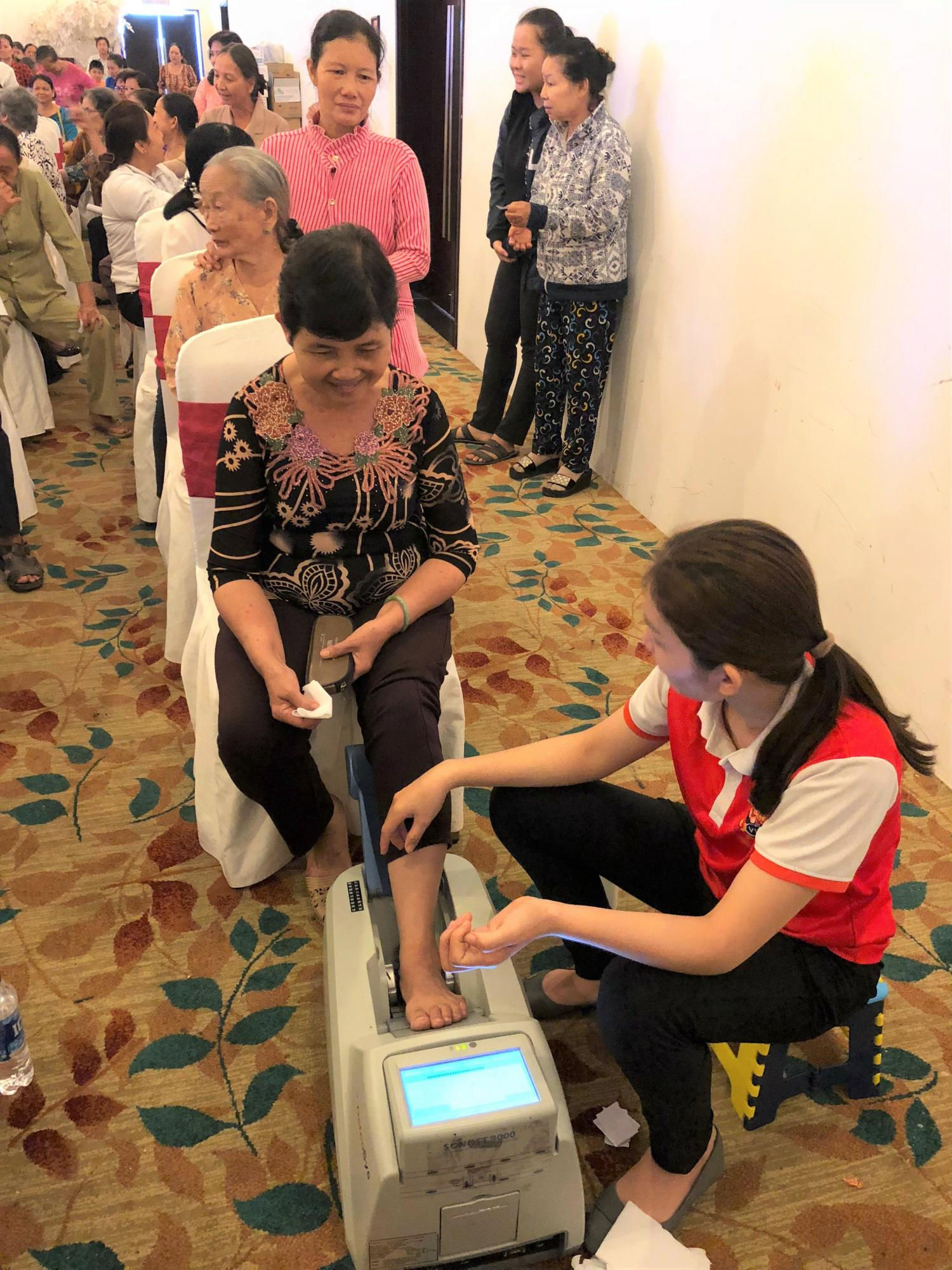 Người cao tuổi được tham gia đo loãng xương miễn phí tại hội thảo.