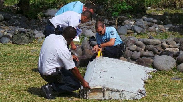 Lực lượng tìm kiếm tìm thấy một số mảnh vỡ nghi của MH370. (Ảnh: Reuters).