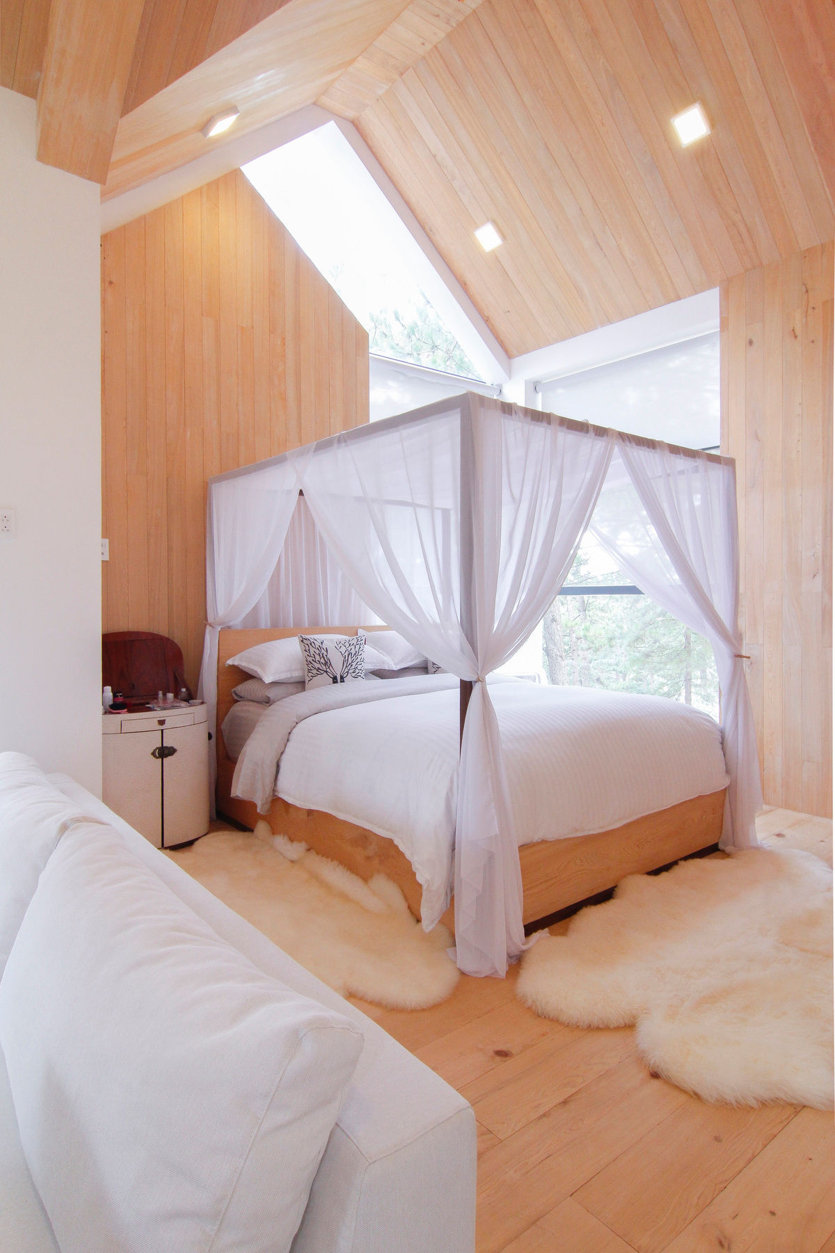 Phòng ngủ của vợ chồng Phan Như Thảo được thiết kế đơn giản nhưng ấm cúng và lãng mạn.
