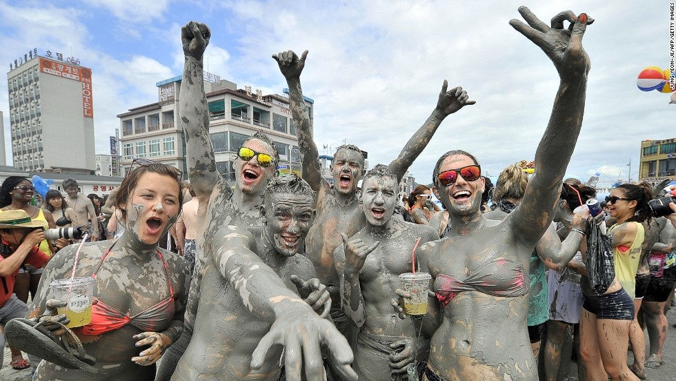 Lễ hội tắm bùn mỗi năm đều thu hút hơn hai triệu người. Ảnh: CNN.