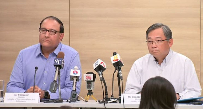 Bộ trưởng Y tế Singapore Gan Kim Yong (phải) và Bộ trưởng Thông tin Truyền thông S Iswaran. Ảnh: Channel NewsAsia.
