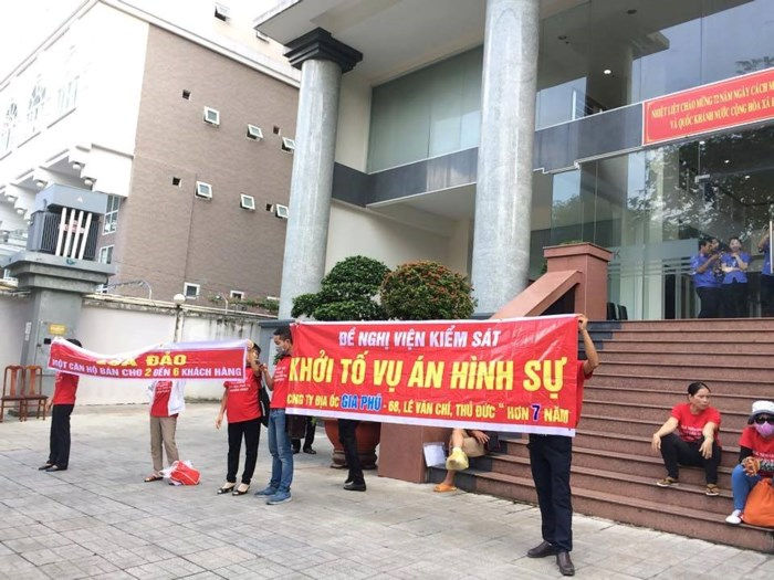 Khách hàng mua căn hộ tại dự án chung cư Gia Phú từng căng băng rôn yêu cầu khởi tố hình sự Công ty Gia Phú.