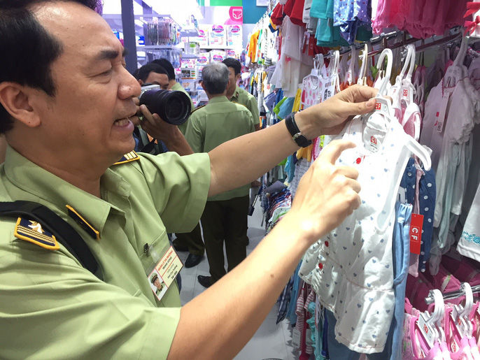 QLTT kiểm tra cửa hàng Con Cưng vào hôm nay (22/7). Ảnh: Người lao động