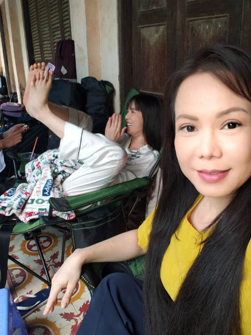 Ngọc Trinh bắt chước Việt Hương dùng chân chụp hình 