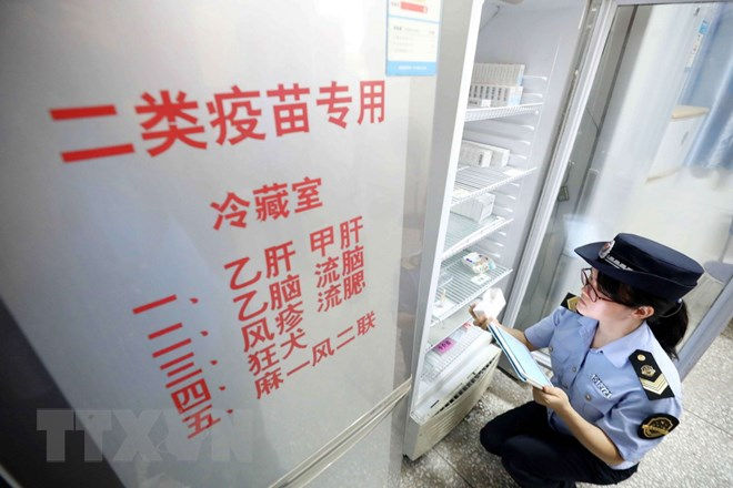 Cảnh sát kiểm tra vắcxin tại một cơ sở ở Rongan, Trung Quốc ngày 23/7. (Nguồn: EPA/TTXVN).
