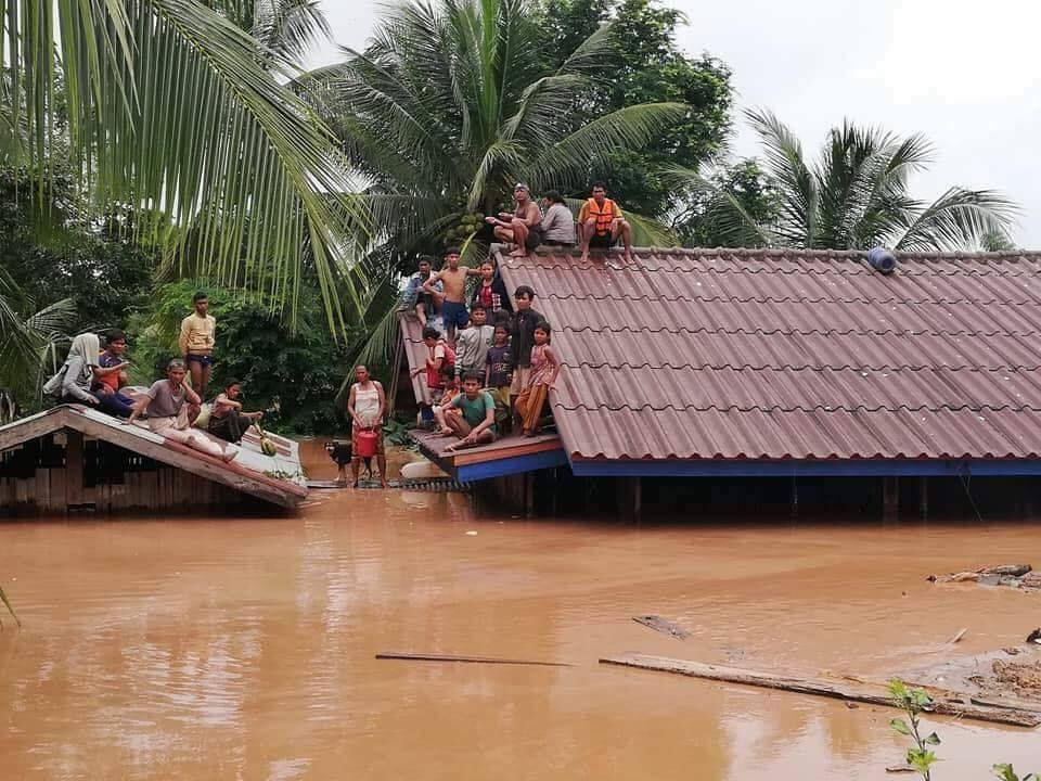   Dân làng Lào bị mắc kẹt trên một mái nhà sau khi đập thủy điện bị vỡ. Ảnh: ABC Laos News  