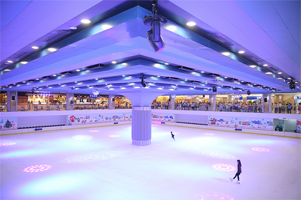 Sân băng tự nhiên lớn nhất Việt Nam Vincom Ice Rink rộng gần 2.000m2.