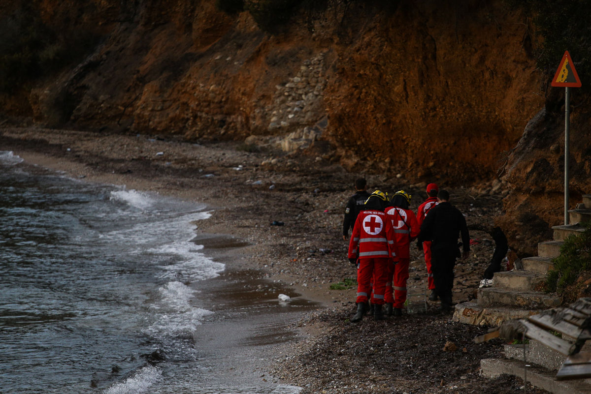    Nhân viên cứu đang hộ nổ lực tìm kiếm những người còn sống sót ở các bãi biển và khu vực gần đó.  