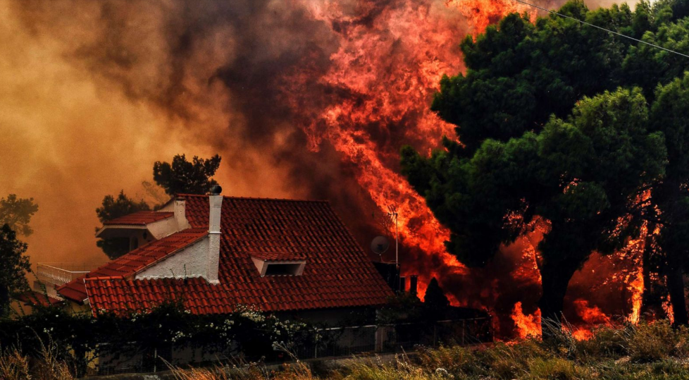   Một ngôi nhà bị đe dọa bởi ngọn lửa của đám cháy ở Kineta, gần Athens, Hy Lạp.  