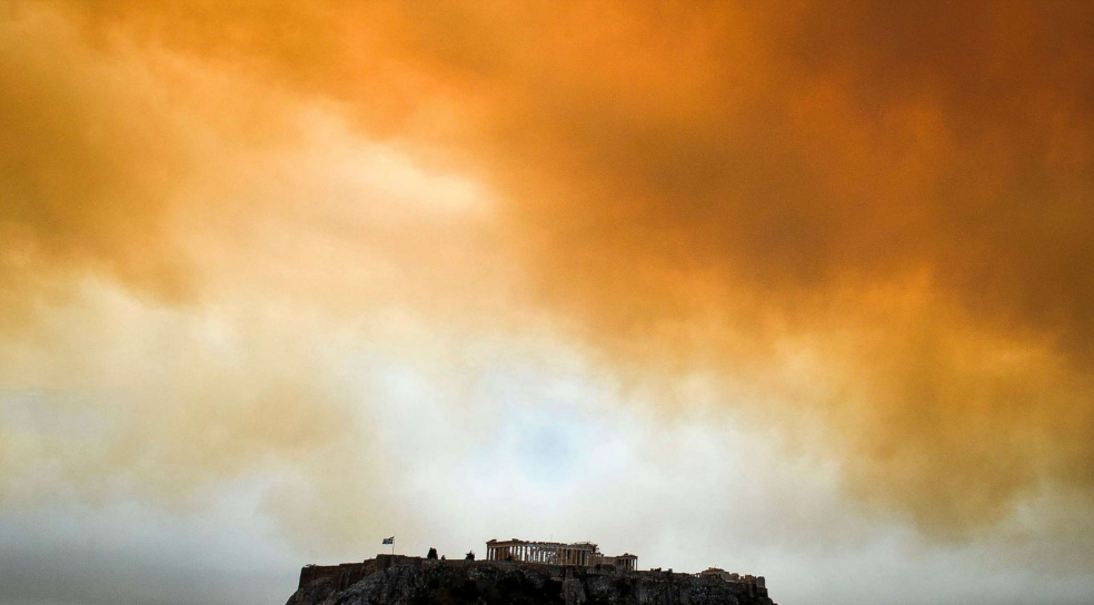   Đền Parthenon trên đồi Acropolis ở Athens bị nhấn chìm trong khói khi đám cháy ở Kineta, gần Athens đang hoành hành.  