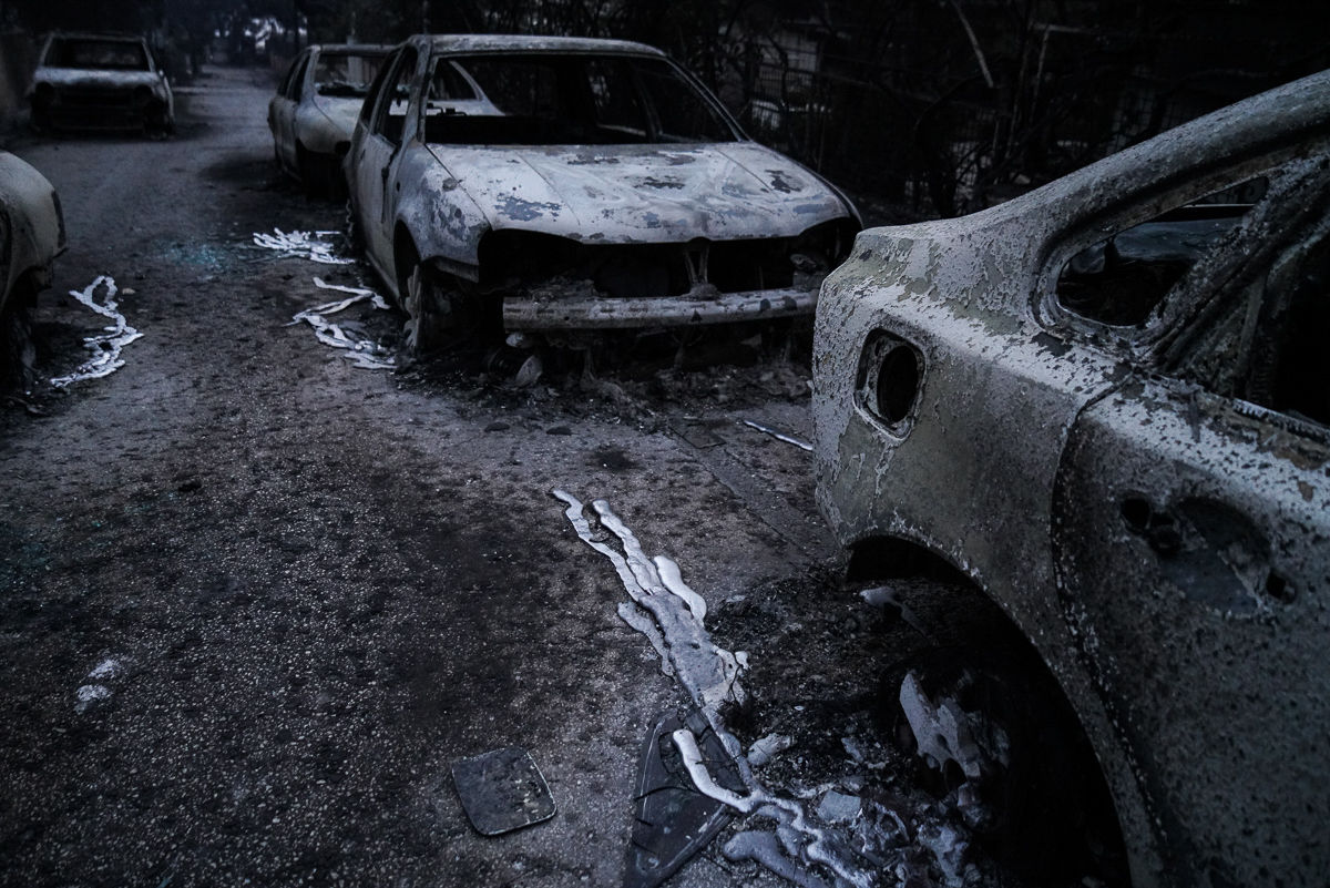   Ngọn lửa đã làm tan chảy kim loại của những chiếc xe tạo thành vũng nước trên con đường dân cư của Mati.  
