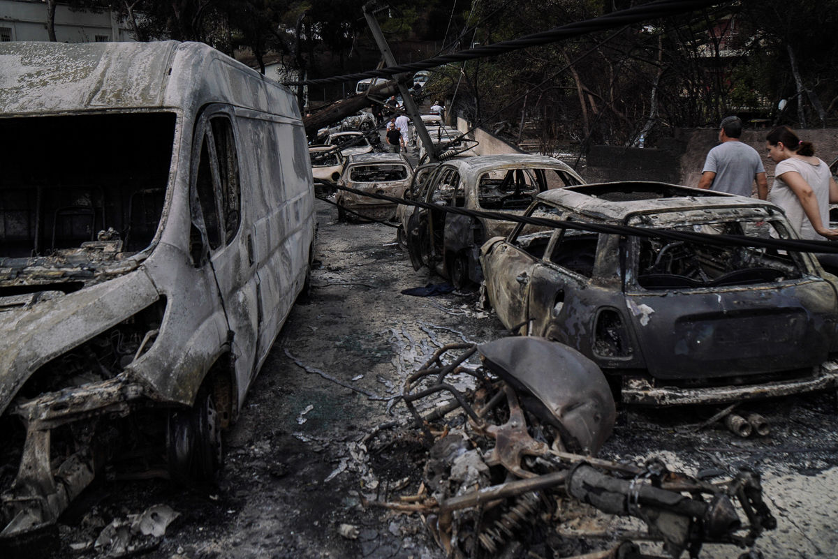   Những người sống sót trôi dạt trên các con phố của Mati hôm 24/7, đào bới đống đổ nát sau đám cháy.  