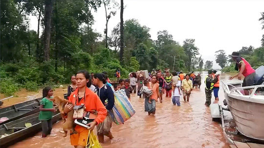 Vụ vỡ đập thủy điện đã làm 13 bản của huyện Sanamxay chìm trong nước, 131 người mất tích, trong đó chỉ mới tìm thấy 1 thi thể.   