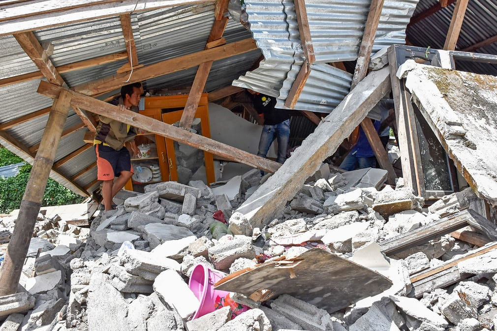   Ngôi nhà như một đống đổ nát sau trận động đất  làm ít nhất 10 người ở đảo du lịch Lombok (Indonesia) thiệt mạng.  