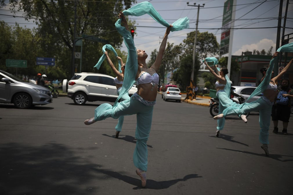   Diễn viên ba lê biểu diễn trên đường phố ở Mexico.   