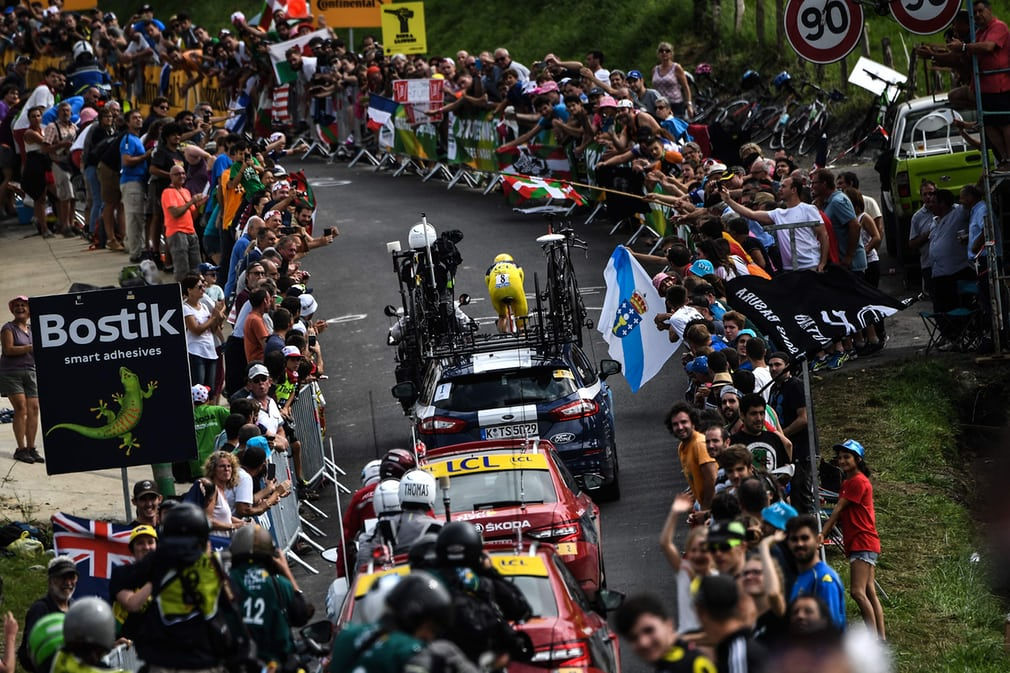   Khán giả cổ vũ Geraint Thomas tại sân chơi Tour de France 2018.  