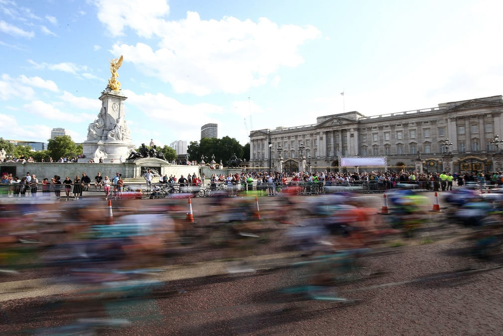   Tay đua vượt qua Cung điện Buckingham trong sự kiện Prudential RideLondon Classique.  