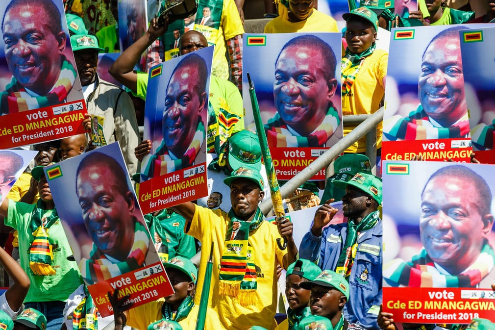   Hàng ngàn người tham dự cuộc vận động tranh cử cuối cùng của ông Emmerson Mnangagwa, đương kiêm tổng thống Zimbabwe tại Sân vận động Thể thao Quốc gia.  