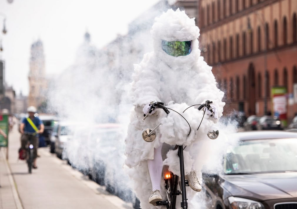   Nghệ sĩ Martin Nothhelfer trong bộ dạng 'người đi xe đạp trên đám mây' nhằm vận động bảo vệ môi trường.  